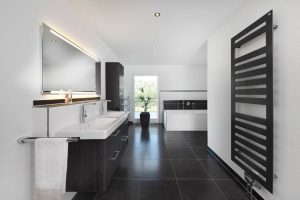 Ein Badezimmer in schwarz weiß
